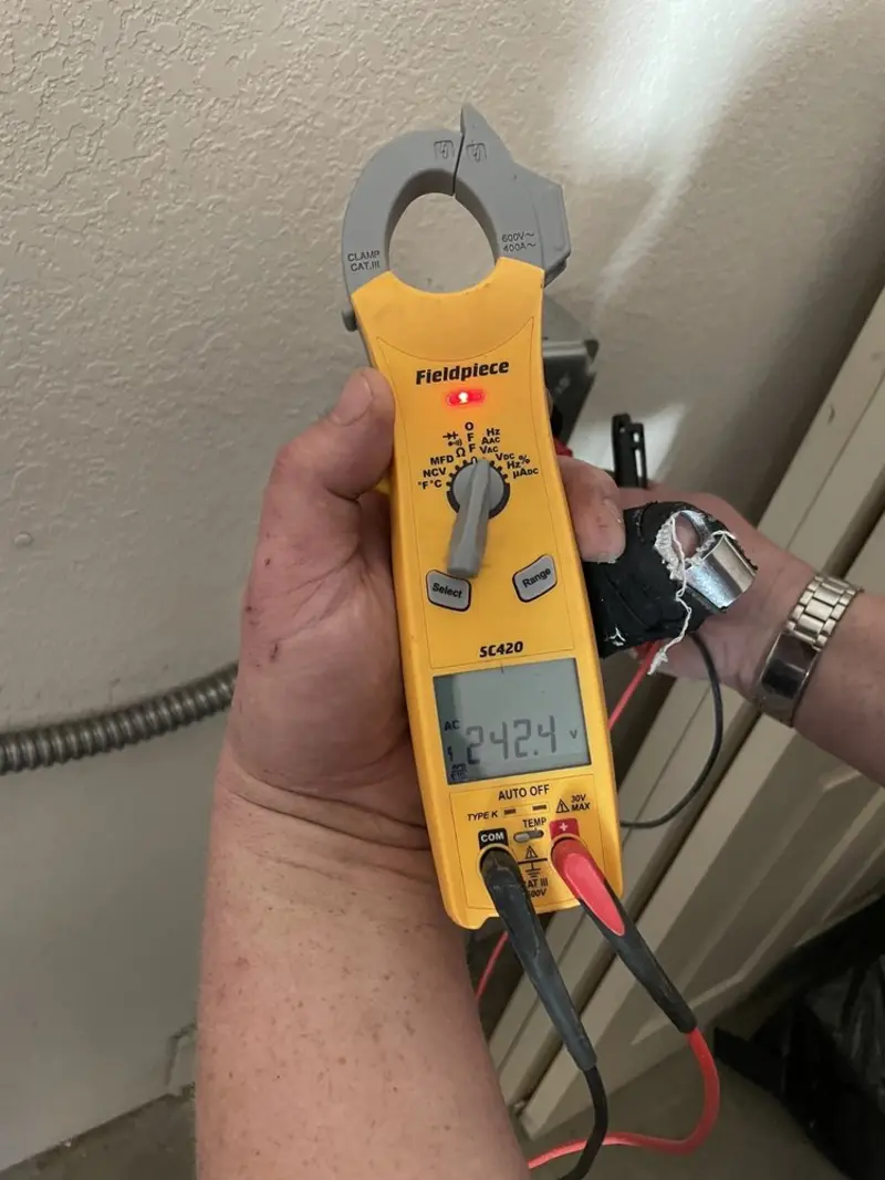 Voltage testing with clamp meter during Circuit Breaker Repair in Mills